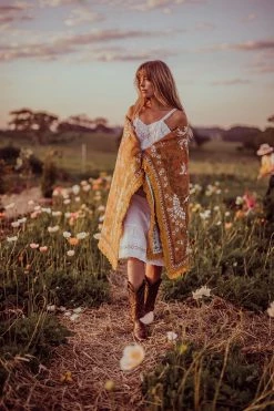 Rustic White & Wood Wandering Throw - Ginger